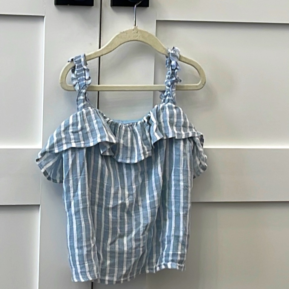 I’m selling a top, this top has ruffles on the top and has white stripes